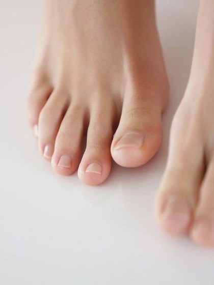 PEDICURE CON APPLICAZIONE SEMIPERMANENTE